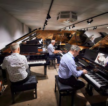 Showroom met vleugels en piano's